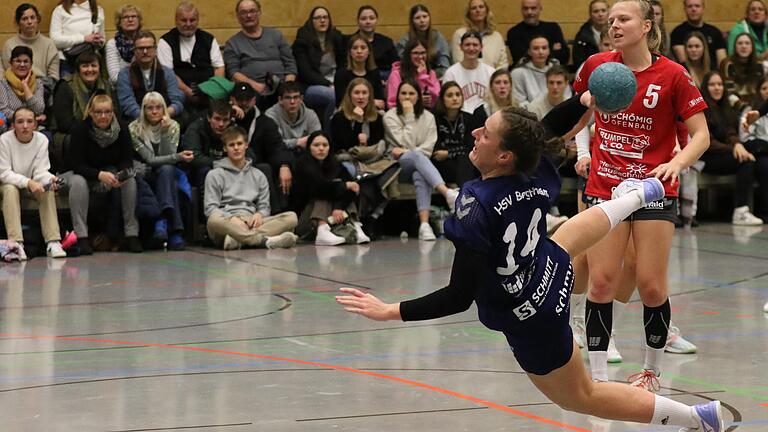 Tanja Bausenwein (vorne) vom HSV Bergtheim bei Torwurf. Die Bergtheimerinnen gewannen das Lokalderby in der Handball-Bayernliga Nord der Frauen gegen die HSG Pleichach knapp. 400 Zuschauende verfolgten die Partie in der Willi-Sauer-Halle in Bergtheim.