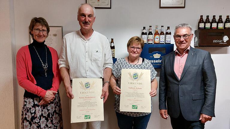 Das Foto zeigt Zweite Vorsitzende Sonja Eichinger, die Geehrten Klaus Niedermeyer und Gabriele Schenk und Dr. Herbert Siedler.