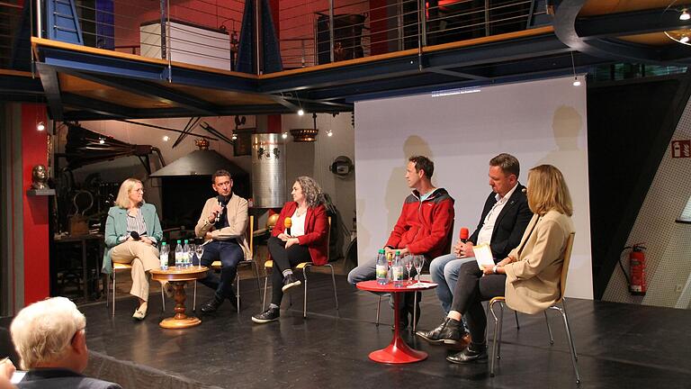 Über Erfolgsgeschichten und Zukunftsideen sprachen (von links): Kathrin Schönmeier, Berthold Bültgerds, Natalie Rudolph, Martin Meier, Rüdiger Amthor und Kerstin Rudolph auf dem Podium im Karlstadter Klempnermuseum.