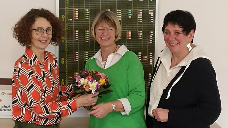 Für Mechthild Hellmuth (Mitte) gab es bei ihrer Verabschiedung aus der Grundschule Sonderhofen Blumen und gute Wünsche von Schulleiterin Kerstin Stiller (links) und deren Stellvertreterin Kerstin Hellert.