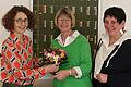 Für Mechthild Hellmuth (Mitte) gab es bei ihrer Verabschiedung aus der Grundschule Sonderhofen Blumen und gute Wünsche von Schulleiterin Kerstin Stiller (links) und deren Stellvertreterin Kerstin Hellert.