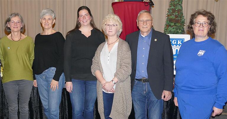 Sie wurden mit Ehrennadeln der TGK ausgezeichnet (von links): Gabriele Neubert, Carmen Rüdinger, Steffi Seubert und Petra Koch. Die Ehrungen nahmen Kurt Semmler und Ivonne Schmidt-Sauerbrei vor.