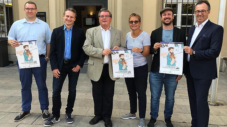 Vorfreude auf das 15. Stramu bei den Organisatoren und Sponsoren: (von rechts nach links) Ruthard Sämann (Vertriebsleiter Sparda-Bank), Stramu-Chef Mike Sopp, Judith Ritzel (städtisches Kulturamt), Bürgermeister Adolf Bauer, Frank Störzbach (Marketingleiter Distelhäuser Brauerei) und Christian Oerter (Frankana Caravan und Freizeit GmbH). Foto: Patrick Wötzel