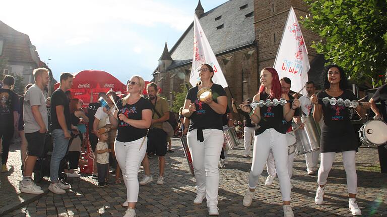 Die Samba-Gruppe 'Batteria Caliente' brachte mit ihren Rhythmen einen Hauch Südamerika ins Herz der Gerolzhöfer Altstadt.