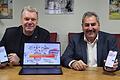 Bürgermeister Lorenz Strifsky (rechts) und sein Stellvertreter Wolfgang Heß präsentieren die Heimat-App für die Markt Thüngen.