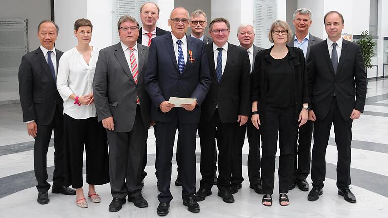 Gruppenbild nach der Übergabe des Verdienstkreuzes an Dr. Karl Südekum: Uni-Vizepräsident Phuoc Tran-Gia, Anja Flicker (Stadtbücherei Würzburg), Bürgermeister Dr. Adolf Bauer, Dr. Klaus Ceynowa (Generaldirektor der Bayerischen Staatsbibliothek), Dr. Karl Südekum, Uni-Kanzler Dr. Uwe Klug, Staatssekretär Gerhard Eck, Ehrensenator Professor Walter Eykmann, Kerstin Diesing (Universitätsbibliothek), Ralf Brugbauer (Direktor der Bayreuther Universitätsbibliothek) und Dr. Hans-Günter Schmidt (Leiter der Universitätsbibliothek) Foto: Marco Bosch