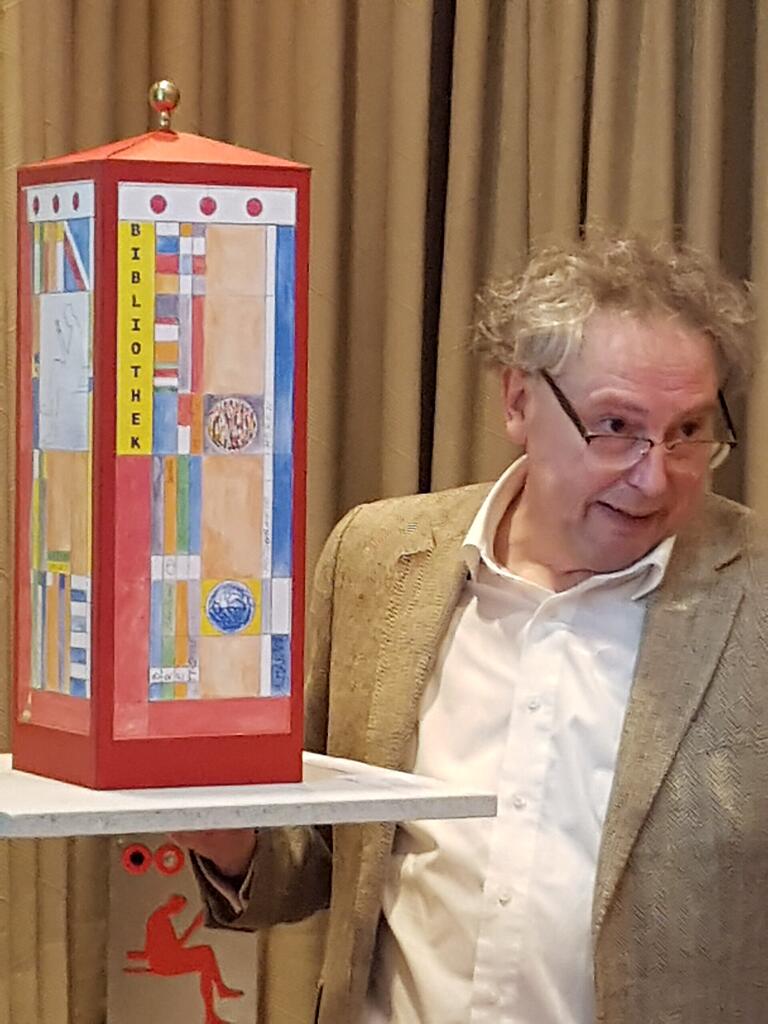 Diese 'Lichtsäule Bücherwelt', die Glaskünstler Günther Johrend (im Bild) dem Gemeinderat präsentierte, würde den Räten am besten gefallen. Allerdings sprengt der Preis den Rahmen des Vorgesehenen. Diese 'Lichtsäule Bücherwelt', die Glaskünstler Günther Johrend (im Bild) dem Gemeinderat präsentierte, würde den Räten am besten gefallen. Allerdings sprengt der Preis den Rahmen des Vorgesehenen.