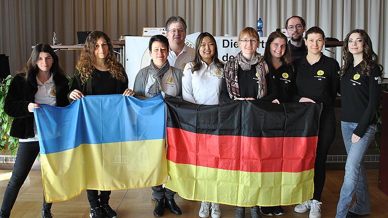 Ein Statement für gute Beziehungen zwischen den Nationen. Beim SC Bad Königshofen spielen ukrainische, russische und deutsche Spielerinnen gemeinsam. Von links: Iulija Osmak, Olga Babiy, Tatjana Melamed, Dinara Dordzhieva, Maria Schöne, Jana Schneider, Anastasia Savina und Dina Belenkaya. Dahinter: Jürgen Müller und Team-Kapitän Maximilian Müller. Ein Statement für gute Beziehungen zwischen den Nationen. Beim SC Bad Königshofen spielen ukrainische, russische und deutsche Spielerinnen gemeinsam. Von links: Iulija Osmak, Olga Babiy, Tatjana Melamed, Dinara Dordzhieva, Maria Schöne, Jana Schneider, Anastasia Savina und Dina Belenkaya. Dahinter: Jürgen Müller und Team-Kapitän Maximilian Müller.