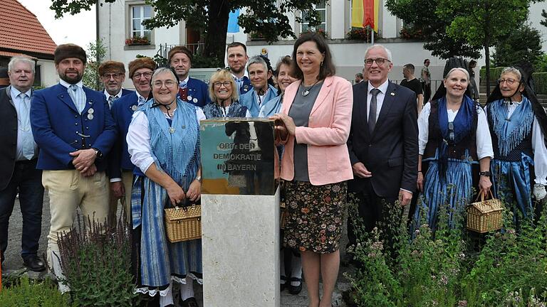 Das 975-Jahr-Jubiläum im Juni fand mit Landtagspräsidentin Ilse Aigner und Freunden aus Unterammergau statt. Das 975-Jahr-Jubiläum im Juni fand mit Landtagspräsidentin Ilse Aigner und Freunden aus Unterammergau statt.