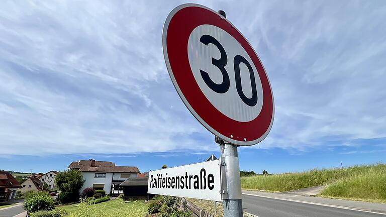 Der Oberleichtersbacher Gemeinderat schafft Planungssicherheit für die weitere Ortsentwicklung. Unter anderem durch eine Einbeziehungssatzung für die Raiffeisenstraße. - Der Oberleichtersbacher Gemeinderat schafft Planungssicherheit für die weitere Ortsentwicklung. Unter anderem durch eine Einbeziehungssatzung für die Raiffeisenstraße. Der Oberleichtersbacher Gemeinderat schafft Planungssicherheit für die weitere Ortsentwicklung. Unter anderem durch eine Einbeziehungssatzung für die Raiffeisenstraße. - Der Oberleichtersbacher Gemeinderat schafft Planungssicherheit für die weitere Ortsentwicklung. Unter anderem durch eine Einbeziehungssatzung für die Raiffeisenstraße.