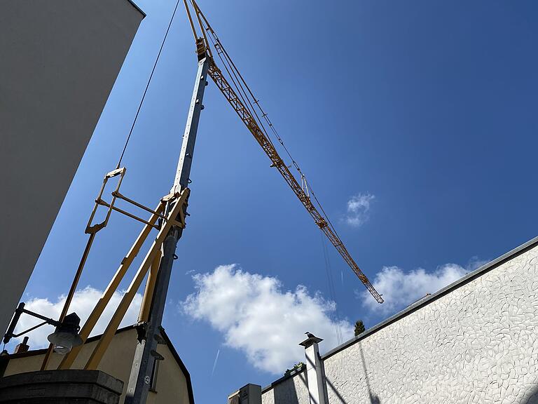 In der schmalen Gasse hinter den Anwesen ist ein 20 Meter hoher Kran aufgestellt. In der schmalen Gasse hinter den Anwesen ist ein 20 Meter hoher Kran aufgestellt. 