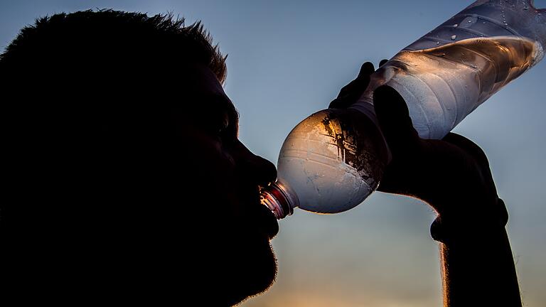 Bei Temperaturen über 30 Grad sollte man deutlich mehr trinken als gewohnt.