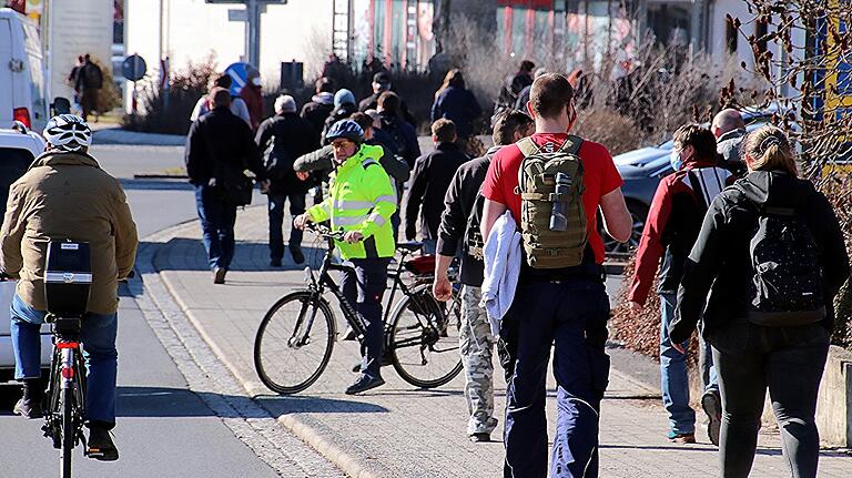 Bei Schichtwechsel nahmen die Arbeitnehmer den stillen Protest vor dem Werkstor wahr, aber auf Diskussionen mit den Gewerkschaftern ließen sie sich nicht ein. Bei Schichtwechsel nahmen die Arbeitnehmer den stillen Protest vor dem Werkstor wahr, aber auf Diskussionen mit den Gewerkschaftern ließen sie sich nicht ein.