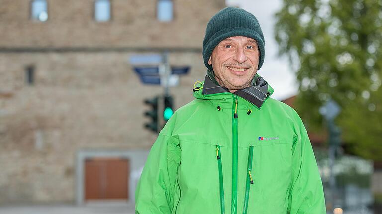 Lehrer Ulrich Bäumler fährt Rad. Lehrer Ulrich Bäumler fährt Rad.