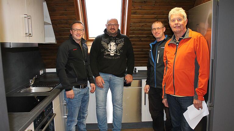 Mit einer neuen Küchenzeile wurde das Floriansheim in Oberstreu bestückt. Hier können nun auch Kochkurse stattfinden. Mit einer neuen Küchenzeile wurde das Floriansheim in Oberstreu bestückt. Hier können nun auch Kochkurse stattfinden.