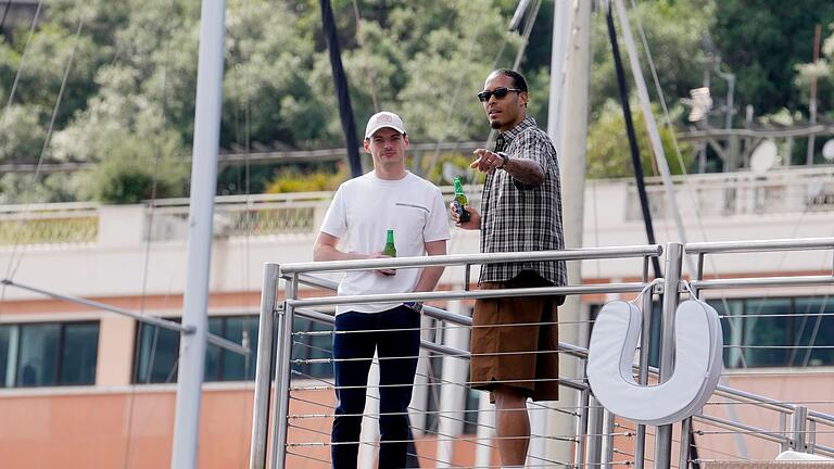 Max Verstappen (l.) und Virgil van Dijk       -  Vor dem EM-Halbfinale spricht Verstappen über das Duell der Niederlande mit England.