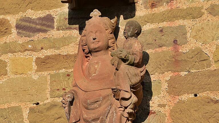 Seit Jahrhunderten steht die Madonna über dem Torbogen von Maria Bildhausen als „Wächterin“.       -  Seit Jahrhunderten steht die Madonna über dem Torbogen von Maria Bildhausen als „Wächterin“.