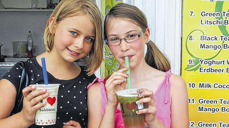 Und wie schmeckt's? Zwei Mädchen probieren Bubble Tea in einem Laden in Würzburg.