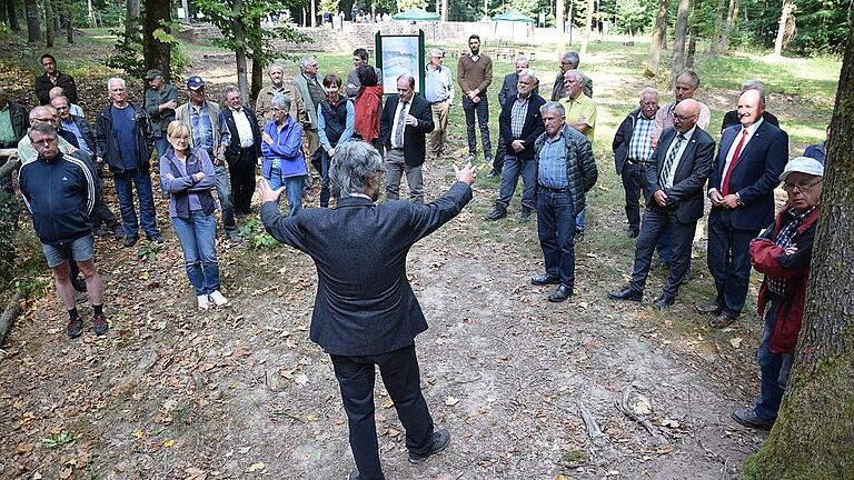 Grabungsleiter Harald Roßmanitz spricht auf dem Ausgrabungsgelände über Kloster Einsiedel, seine Geschichte und die Präsentation der Ausgrabung. Grabungsleiter Harald Roßmanitz spricht auf dem Ausgrabungsgelände über Kloster Einsiedel, seine Geschichte und die Präsentation der Ausgrabung.