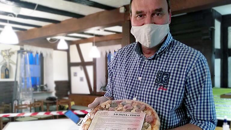 Eine vom Chef handverpackte Pizza, bereit zum schockfrosten.