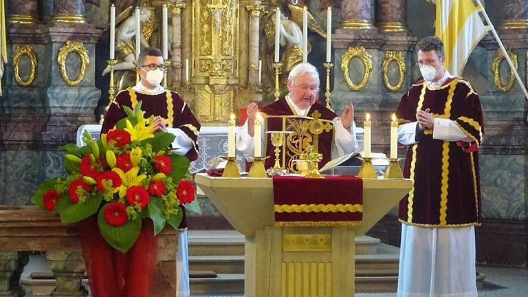 Kilianspatrozinium in Wettringen. Ruhestandspfarrer&nbsp; Hans Beetz (Mitte) feierte die heilige Messe gemeinsam mit dem Ortspfarrer Eugen Daigeler (rechts) und einem Gast aus Passau, Pfarrer Dominik Flür.&nbsp;