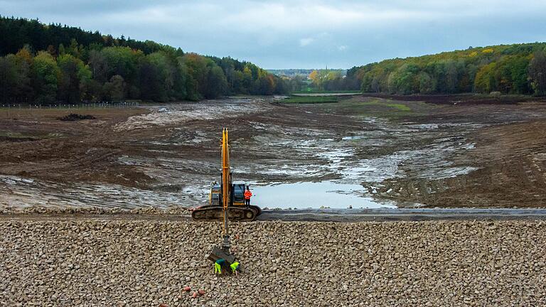 Trotz der Regentage in den vergangenen Wochen befindet sich kaum Wasser im Ellertshäuser See. Der Schieber wurde nach Fertigstellung der Grundsperre (vorne im Bild) zwar geschlossen, doch das ankommende Wasser durchs Abflussrohr wieder hinausgeleitet.