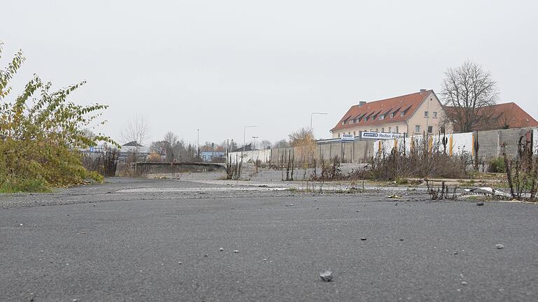 Ein Hotel, ein Parkhaus, ein Lebensmittelmarkt und ein Fast Food Restaurant sollen auf dem Heinlein-Areal zwischen BayWa und Molkereiweg entstehen, gab jetzt der zuständige Projektentwickler bekannt.