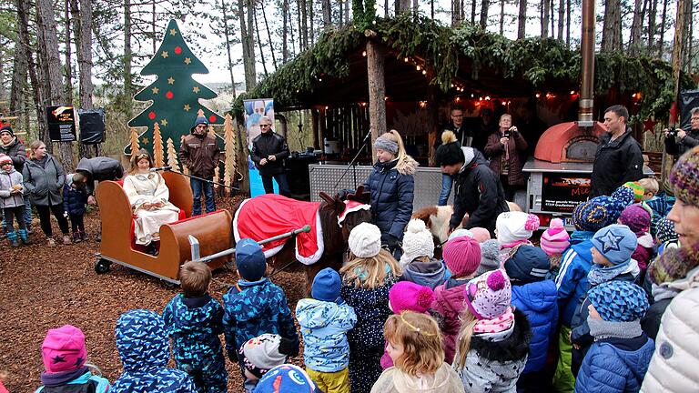 Gemeinsam mit dem Christkind im Pony-Schlitten eröffneten die Kinder beider örtlichen Kindergärten am Samstag die Waldweihnacht.