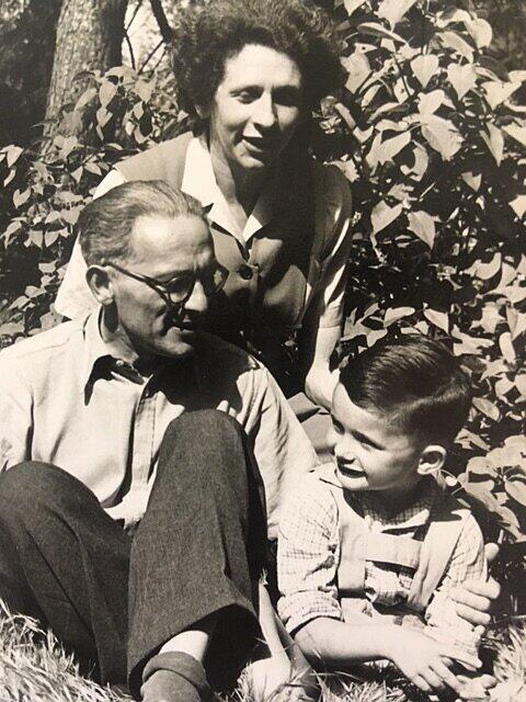 Stephan und Judith Wallenstein mit ihrem Sohn Abi im Jahr 1949 in Jerusalem. Stephan und Judith Wallenstein mit ihrem Sohn Abi im Jahr 1949 in Jerusalem.