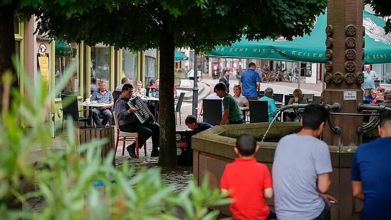 Gemünden lockt im Sommer viele Touristen an, am Marktplatz ist an schönen Tagen einiges los (Archivbild).