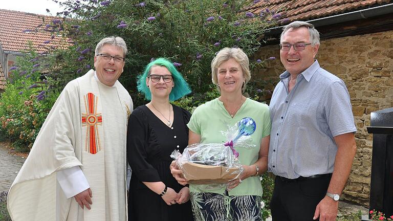 Luise Ullrich, die über 25 Jahre die Reinigung der Kirche St. Bartholomäus in Oberspiesheim verantwortete, nimmt Abschied von diesem Dienst. Pfarrer Amrehn, Katharina Nick vom Pfarreiteam, Luise Ullrich und ihr Mann, Rainer Ullrich stellen sich dem Fotografen. Luise Ullrich, die über 25 Jahre die Reinigung der Kirche St. Bartholomäus in Oberspiesheim verantwortete, nimmt Abschied von diesem Dienst. Pfarrer Amrehn, Katharina Nick vom Pfarreiteam, Luise Ullrich und ihr Mann, Rainer Ullrich stellen sich dem Fotografen.