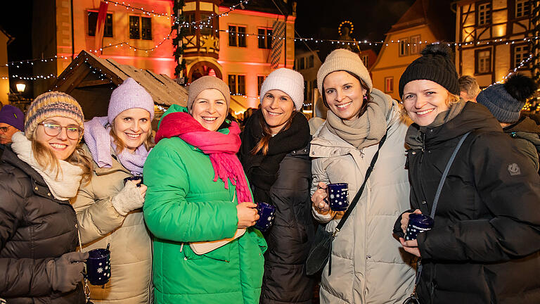 Viele Menschen besuchen am Donnerstag 02.01.25 den Volkacher Winterzauber. Der Marktplatz verwandelt sich noch bis zum 6. Januar täglich in eine Winter-Open-Air-Festivalfläche.