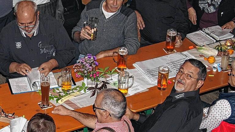 Zum Saisonstart des „Iwinner Wirtshausgsang“ war das Gasthaus Faber-Rädlein in Ibind brechend voll. Zum Saisonstart des „Iwinner Wirtshausgsang“ war das Gasthaus Faber-Rädlein in Ibind brechend voll.