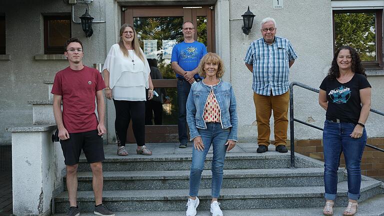 Ehrungen beim Rhönklub Unterelsbach. Das Bild zeigt von links: Patrick Willett, Vorsitzende Edith Zink, Stellvertreter Heiko Roßhirt, Theresia Hein, Rhönklub-Präsident Jürgen Reinhardt und Tajana  Dünisch.