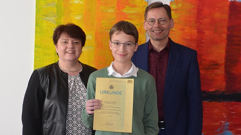 Im Bild (von links): Gerlinde Eidel (Fachbetreuerin Mathematik) Christoph Düren, Friedhelm Klöhr (Schulleiter des Gymnasiums Marktbreit).