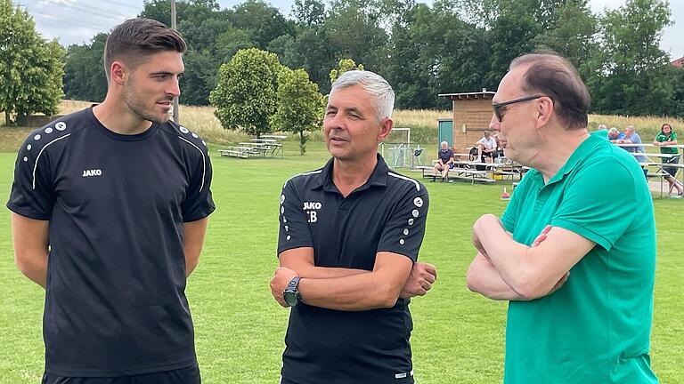 Vorbereitung auf die Saison 2023/24 beim TSV Abtswind auf dem Sportgelände in Laub: Co-Trainer Andreas Eisenmann, Trainer Claudiu Bozesan und Fußball-Manager Christoph Mix tauschen sich vor der Trainingseinheit aus.