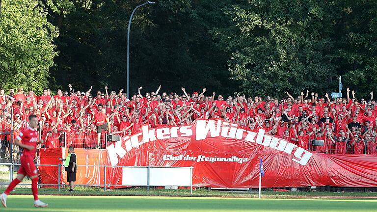 Auch die Fans machen den Anspruch deutlich: beim Auswärtsspiel in Bamberg feiern sie die Kickers als 'Chef der Regionalliga'.