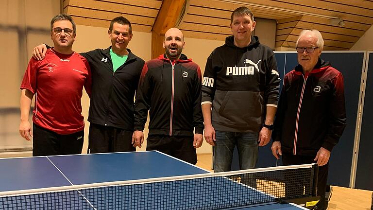 Auf dem Foto von links: Thorsten Niedt (Vorstand Sport), Andreas Seufert, Oliver Weber, Jürgen Schleyer, Wolfgang Weber (Abteilungsleiter Tischtennis).