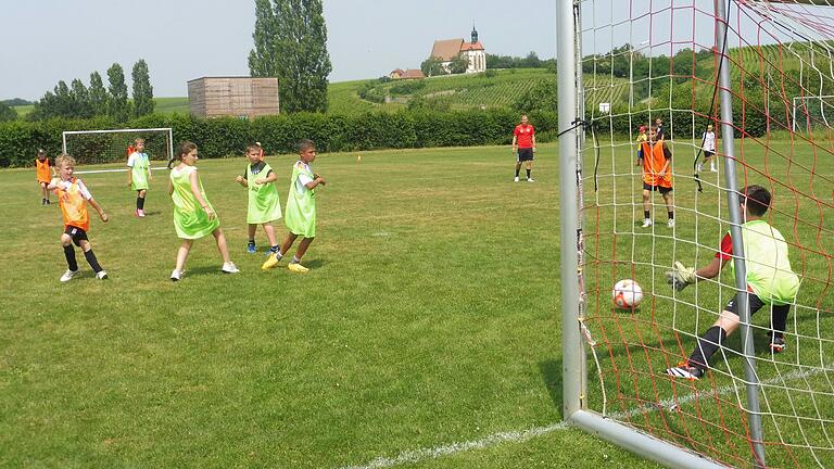 Die Hort-Kinder bei einem spannenden Fußballspiel mit vielen Toren.