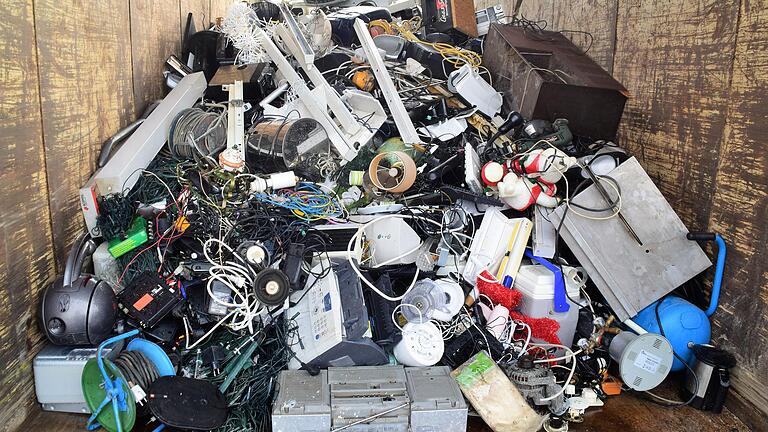 Diese Elektro-Haushaltsgeräte haben ausgedient. Container im Wertstoffhof des Landkreises in Kitzingen.