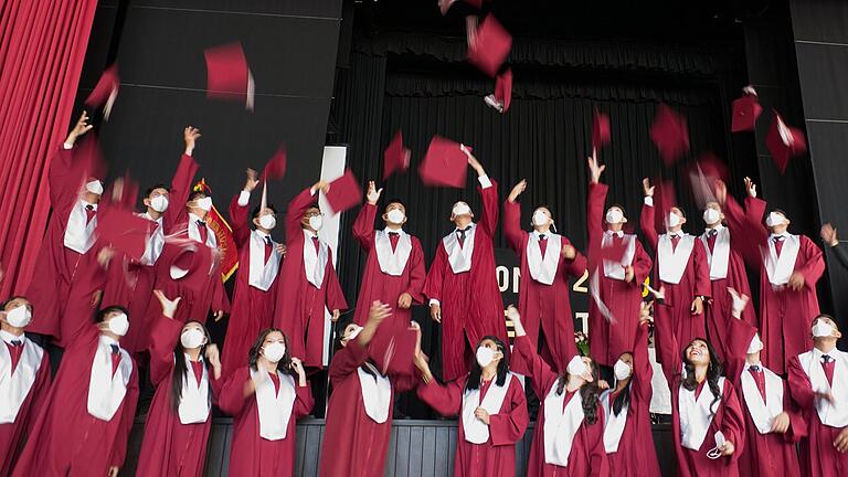 Trotz Corona konnten im Dezember 2020 an der Richard-von-Weizsäcker-Schule in Cochabamba 47 Schüler ihr Abitur bauen. Die Freude darüber war groß.