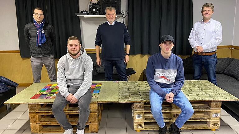 Stellen gemeinsam den Jugendraum in Mellrichstadt vor: (hinten, von links) Vhs-Geschäftsführer Florian Schmitt, Pfarrer Andreas Werner und Bürgermeister Michael Kraus vom Beirat sowie (vorne, von links) Maximilian Henkel und Armin Krauß vom Vorstandsteam.