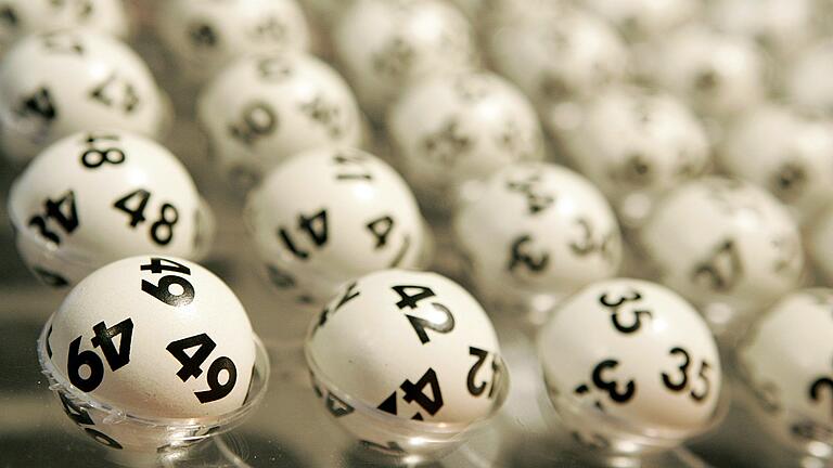 Die Wahrscheinlichkeit für sechs Richtige plus passender Superzahl liegt im Lotto beim Spiel '6 aus 49' bei eins zu 140&nbsp; Millionen.