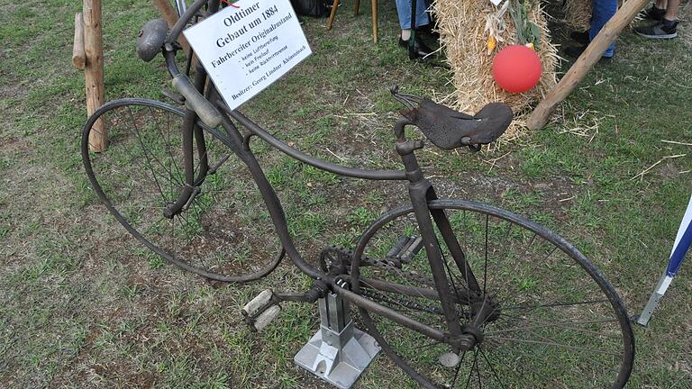 Fahrrad von 1884 ohne Rücktritt mit Vollgummireifen.