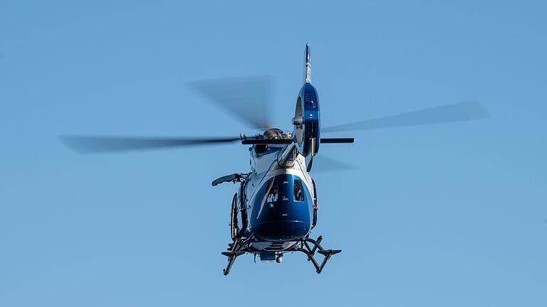 Polizeihubschrauber - Ein Polizeihubschrauber fliegt im Rahmen eines Trainings über ein Gewässer. Polizeihubschrauber - Ein Polizeihubschrauber fliegt im Rahmen eines Trainings über ein Gewässer.