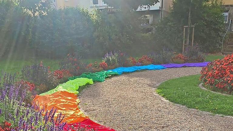 Die Tücher in Regenbogenfarben, die Teil einer Open-Air-Choreografie im Rahmen von „ Eine Stunde Kultur“ sein werden, machen sich schon einmal gut im Siebener Park.       -  Die Tücher in Regenbogenfarben, die Teil einer Open-Air-Choreografie im Rahmen von „ Eine Stunde Kultur“ sein werden, machen sich schon einmal gut im Siebener Park.