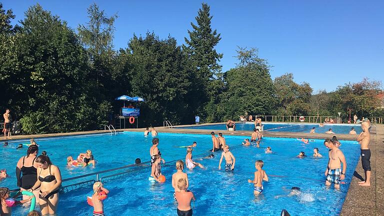 Abkühlung im Freibad in Fladungen. Abkühlung im Freibad in Fladungen.