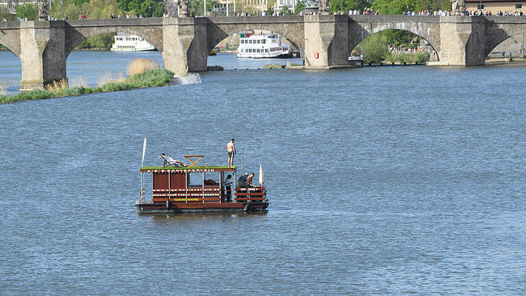 Junge Menschen fahren am Oberen Mainkai mit einem Partyboot über den Main. Mit einem sogenannten Hausboot passierte die Beinahe-Kollision am vergangenen Dienstag.&nbsp;