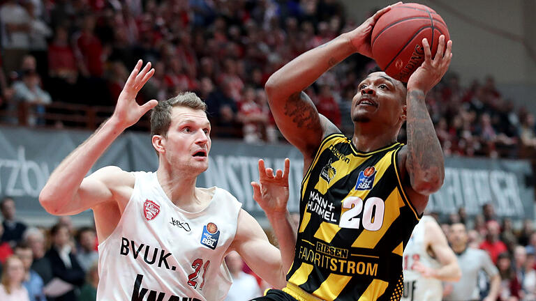 Mit Lamont Jones (am Ball), hier im Januar 2019 in Ludwigsburger Diensten im Duell mit dem Würzburger Florian Koch,&nbsp; haben die Skyliners Frankfurt den Topscorer der Bundesliga in ihren Reihen.&nbsp;