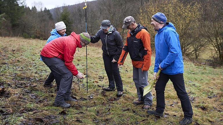 Wie sucht und findet man Verschüttete nach einem Lawinenabgang?&nbsp;Genau das hat eine Gruppe des DAV Main-Spessart rund um das Forsthaus Sylvan geübt.